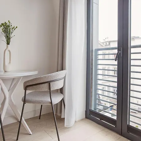 Urban Nest Apartment *